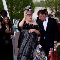 Kantong plastik sampah berwarna hitam menjadi material utama gaun bersiluet A-line tersebut. Terdapat detail ruffle yang menghiasi area bahu gaun bergaya off-shoulder dan rok sehingga tetap menyumbangkan kesan anggun. (Foto: Getty Images)