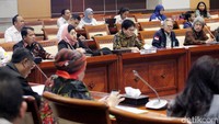 Momen saat Komisi I DPR RI bersama KPI melakukan rapat dengar pendapat.