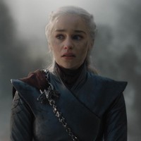 Namun di season 8, ia merasa dikhianati oleh orang-orang kepercayaannya. Mulai dari Tyrion Lannister, Lord Varys hingga Jon Snow. Ditambah kemarahannya karena kematian orang kepercayaannya Missandei di tangan Cersei, ia mengamuk, membabi buta dan menghancurkan Kings Landing hingga netizen menjulukinya Mad Queen. Foto: Dok. Helen Sloan/HBO