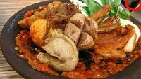 Disuruh perhatikan lingkaran merah disebelah kanan tapi pasti kamu malah fokus ke ayam goreng dan baksonya. Haduuh! Foto: Istimewa