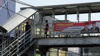 Spanduk kemenangan Prabowo-Sandiaga itu pun juga terpasang di JPO kawasan Tanah Abang.