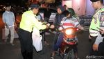 Menarik! Jaga Keamanan Polisi Bagikan Makan Sahur Gratis