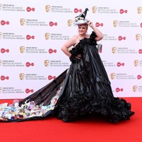 Ibuku dan kedua temannya, Viv dan Sharon, yang membuat gaun ini. Daripada memakai gaun normal, aku menyumbangkan uang untuk membeli gaun tersebut dan menggantinya dengan gaun sampah ini. Ada alasan di baliknya, kata Daisy seperti dikutip Daily Mail. (Foto: Getty Images)