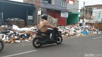 Persoalan sampah masih menjadi momok yang harus diselesaikan Pemkab Garut. Sebab hingga kini sampah masih sering menumpuk dan tak terangkut hingga mengotori jalanan.
