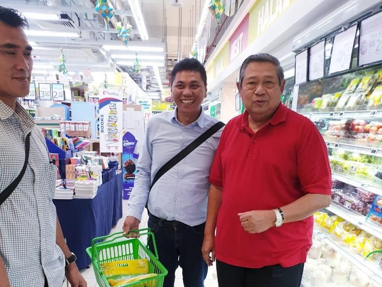 Saat SBY Belanja Bahan Kebutuhan di Sela Menemani Bu Ani di Singapura Saat SBY Belanja Bahan Kebutuhan di Sela Menemani Bu Ani di Singapura