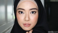 Lindswell (27 tahun) menyebut jika mereka tak bisa menghindari jeratan cinlok alias cinta lokasi. Padahal, baik dia atau Ulai, sapaan akrab Hulaefi (29 tahun), tak pernah nembak layaknya anak muda yang pacaran.