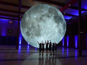 Patung Bulan Raksasa Bakal Menggantung di ArtScience Museum