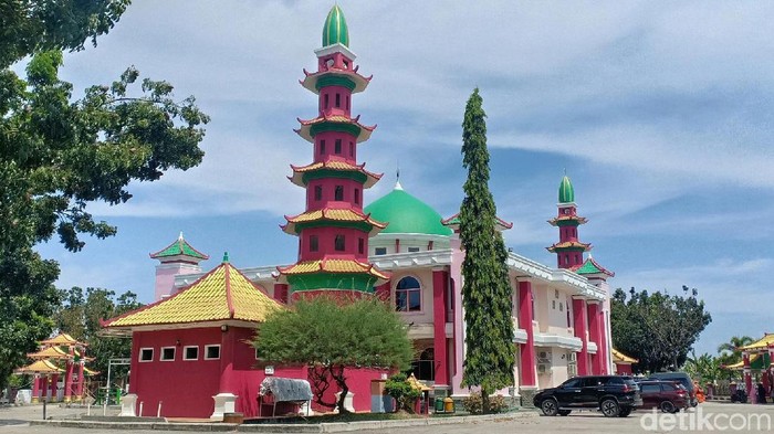 Masjid Cheng Ho di Palembang memiliki bentuk arsitektur unik nan menarik. Pasalnya masjid ini menjadi wujud akulturasi budaya Tionghoa dengan Islam. Lihat, yuk.