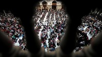 Warga tumpah ruah memenuhi masjid jelang berbuka.