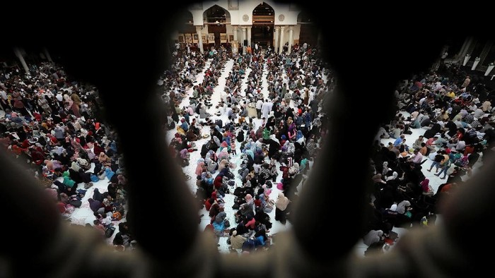Suasana hangat kental terasa saat para warga Mesir menbikmati menu berbuka pausa di Masjid Al Azhar. Yuk, intip foto-fotonya.