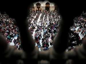 Warga Bekasi Dianjurkan Bukber di Rumah dengan Kapasitas 50%