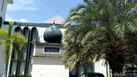 Keunikan lain dari Masjid Arab, di halaman masjid ini terdapat dua pohon kurma yang tumbuh besar. Namun hanya saja pohon kurman ini tak berbuah. (Ibnu Munsir/detikcom)
