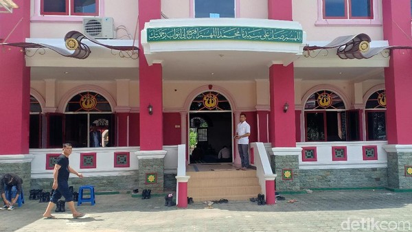 Melihat dari luar, tampak jelas Cheng Ho dibangun dengan perpaduan unsur Cina, Melayu dan arsitek-arsitek di nusantara. Tentunya ini sebagai tanda dan ciri khas masjid Cheng Ho (Raja Adil Siregar/detikcom) Melihat dari luar, tampak jelas Cheng Ho dibangun dengan perpaduan unsur Cina, Melayu dan arsitek-arsitek di nusantara. Tentunya ini sebagai tanda dan ciri khas masjid Cheng Ho (Raja Adil Siregar/detikcom)