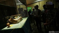 Opick menaruhnya dalam sebuah ruangan gelap tempat yang disediakan untuk para peziarah. Pool/Palevi S/detikFoto.