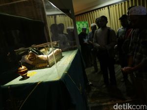 Peziarah Tidak Bisa Lihat Langsung Rambut Nabi yang Disimpan Opick