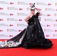 Menariknya, gaun pilihan aktris serial This Country di BBC itu dilengkapi dengan ekor yang penuh sampah rumah tangga. Tampak bungkusan odol, sereal, sampai potongan sayuran ikut mempermanis gaya Daisy. (Foto: Getty Images)