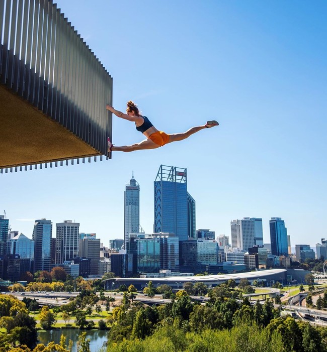 Anda yang hobi menonton televisi mungkin familiar dengan acara Ninja Warrior, kompetisi olahraga yang menuntut para peserta melewati berbagai rintangan fisik. Olivia Vivian adalal salah satu dari sedikit wanita yang mengikutinya bahkan sukses masuk ke babak final. Foto: Instagram @oliviavivian