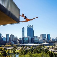 Anda yang hobi menonton televisi mungkin familiar dengan acara Ninja Warrior, kompetisi olahraga yang menuntut para peserta melewati berbagai rintangan fisik. Olivia Vivian adalal salah satu dari sedikit wanita yang mengikutinya bahkan sukses masuk ke babak final. Foto: Instagram @oliviavivian