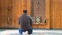 The White Mosque boleh dikunjungi tiap hari. Tapi disarankan untuk tidak berkunjung pada waktu salat tiba. Karena takut mengganggu jalannya ibadah. (iStock)