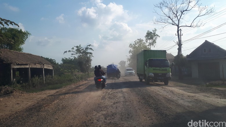 Jalan rusak di Bojonegoro jelang Mudik Lebaran 2019. Foto: Ainur Rofiq Jalan rusak di Bojonegoro jelang Mudik Lebaran 2019. Foto: Ainur Rofiq