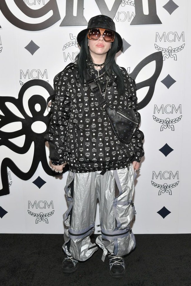 Sebelum blak-blakan mengungkapkan alasan, Billie Eilish sering kali dijadikan meme dan lelucon karena caranya berpakaian. Namun kini setelah mengetahui maksud sebenarnya, netizen berbalik memujinya. Foto: Getty Images