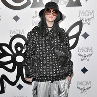 Sebelum blak-blakan mengungkapkan alasan, Billie Eilish sering kali dijadikan meme dan lelucon karena caranya berpakaian. Namun kini setelah mengetahui maksud sebenarnya, netizen berbalik memujinya. Foto: Getty Images