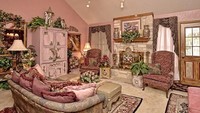 Ruang Tamu Ala Alice in Wonderland. Warna merah muda mendominasi ruang tamu ini. Sofa yang digunakan hanya terlihat seperti ‘pajangan’. Begitu cantik hingga tak tega untuk mendudukinya. Istimewa/Dok. Boredpanda.