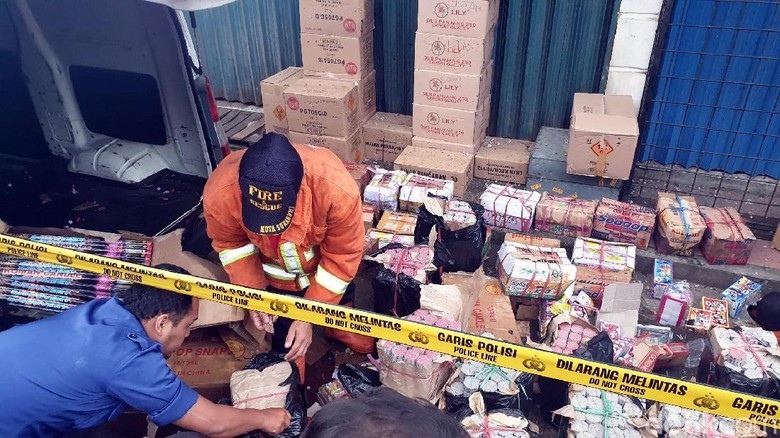 Bos Toko Petasan Jadi Tersangka Kasus Ledakan di Sukabumi Bos Toko Petasan Jadi Tersangka Kasus Ledakan di Sukabumi