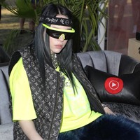 Billie juga memakai baju longgar dan besar agar terhindar dari komentar-komentar seksis dan body shaming tentang tubuhnya. Sebab ia tidak mau disebut bertubuh kurus, bertubuh gemuk, atau berbokong besar/rata. Foto: Getty Images