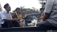 Pasalnya, pasangan tersebut melangsungkan ijab qabul di atas bak mobil terbuka yang tengah melaju.