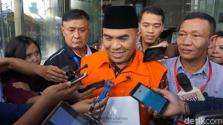 KPK Tahan Bupati Jepara Terkait Suap Hakim PN Semarang KPK Tahan Bupati Jepara Terkait Suap Hakim PN Semarang