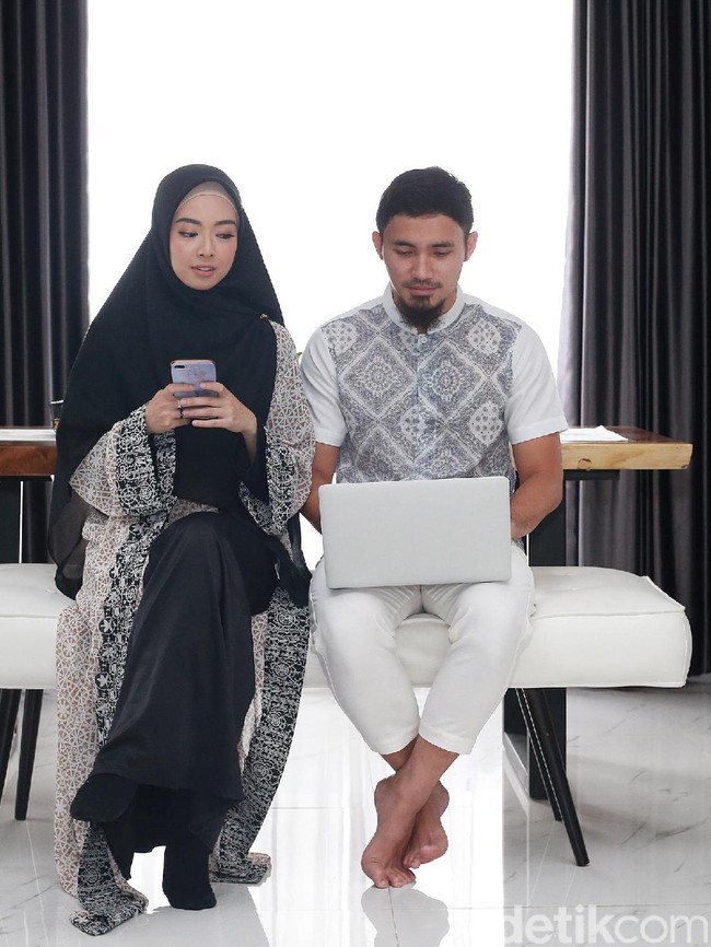 Lindswell Kwok didukung oleh suaminya sesama atlet wushu, Achmad Hulaefi untuk bekerja dari rumah. Wanita berdarah Medan ini pun merintis brand busana muslim dan menjualnya secara online. Foto: Ari Saputra