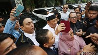 Kehadiran Eggi sebagai pemeriksaan untuk kasus tersangka dugaan makar. Pada pemenuhan panggilan itu, ia membawa Alquran.