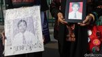 Peringati 21 Tahun Tragedi Mei 1998 Keluarga Korban Tabur Bunga