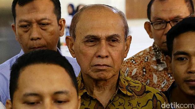 Mayjen (Purn) Kivlan Zen meninggalkan Bareskrim Polri, Jakarta Selatan, usai diperiksa soal kasus dugaan makar.