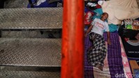Ratusan korban kebakaran Kampung Bandan beraktivitas di pengungsian di ruko Mangga Dua, Jakarta Barat, Senin (13/5).