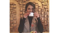 Bagi Naomi, rasanya tidak lengkap harinya tanpa kehadiran secangkir kopi hangat. Baginya tiada hari tanpa dorongan kopi yang enak. Foto: Istimewa