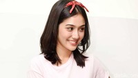 Dara berusia 19 tahun itu memiliki senyum manis yang membuat pria jatuh hati. Pool/Noel/detikFoto.