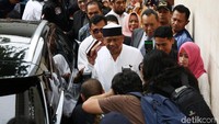 Ini adalah pemanggilan pertama buat Eggi dengan status sebagai tersangka.