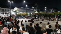Di Jembatan Merah Kali Besar ini ada panggung musik dadakan yang dilingkari para traveler menghabiskan malam minggu. tentunya tak kalah dengan Taman Fatahillah yang memiliki lapangan luas (Masaul/detikcom)
