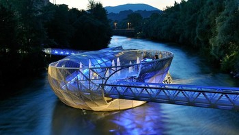 Jembatan Murinsel, di Graz, Austria. Bangunan berbentuk seperti kerang ini mengapung di sungai Mur dan dibuat untuk memperingati kota Graz yang dianugerahi kehormatan Ibu Kota Budaya Eropa pada 2003. Selain jembatan yang menghubungkan kedua sisi sungai, Murinsel berisi ampitheater dan kafe untuk bersantai. Foto: via Trend Chaser