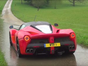 Ferrari Digeber di Jalanan Becek dan Ngedrift di Rumput