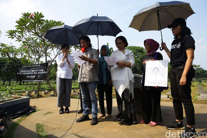 Suasana Haru Selimuti Tabur Bunga Peringatan Tragedi Mei 98