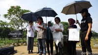 Mereka juga menyatakan sikap terkait penanganan tragedi Mei 98 oleh pemerintah.