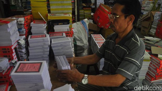 Proses produksi Alquran di Percetakan Menara Kudus.