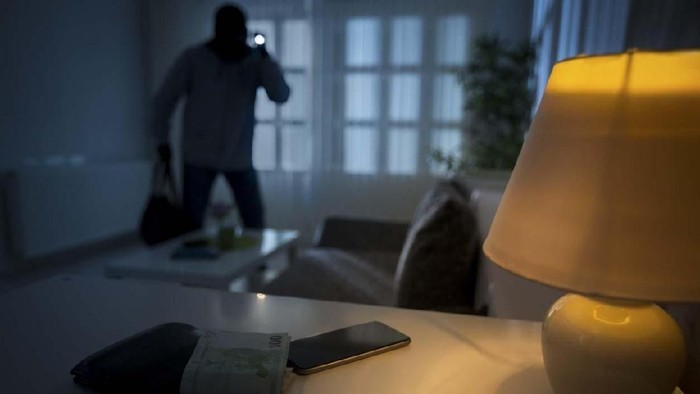 intrusion of a burglar in a house inhabited