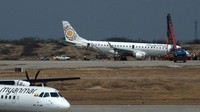 Insiden pendaratan darurat ini terjadi di Bandara Internasional Mandalay, Myanmar pada Minggu (12/5) waktu setempat. Pesawat yang membawa 89 penumpang dan awak ini terbang dari Yangon menuju Mandalay. Foto: AFP