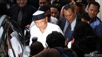 Eggi memenuhi panggilan polisi dengan mengenakan pakaian berwarna putih lengkap dengan pecinya.