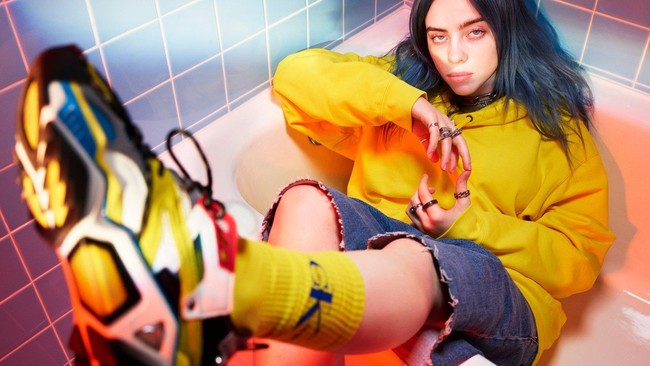 Ada alasan tersendiri kenapa Billie Eilish hanya mau memakai busana yang terlihat kedodoran. Hal itu diungkapkannya dalam video, di mana dia menjadi bintang kampanye terbaru Calvin Klein. Foto: Calvin Klein