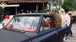 Unik Banget! Pasangan Ini Menikah di Mobil Bak Terbuka